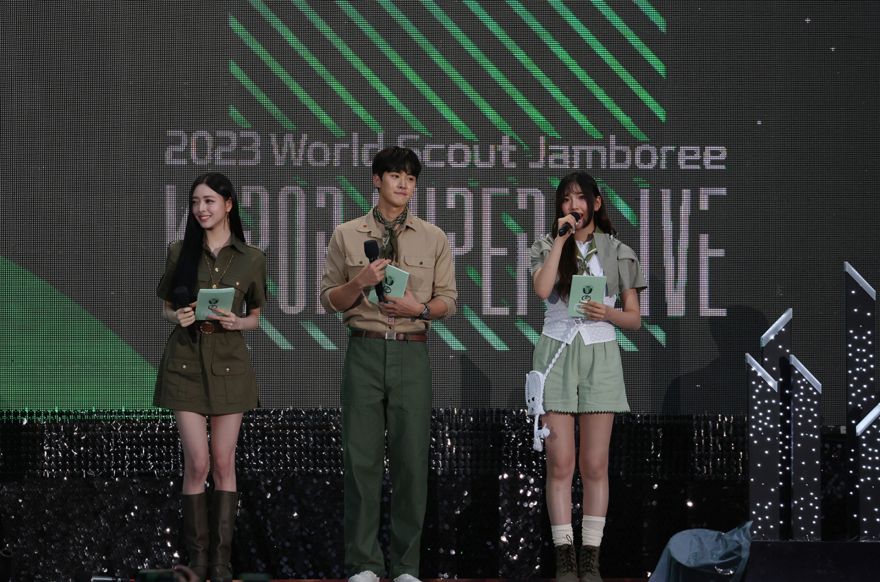 K-팝 슈퍼 라이브의 진행을 맡은 있지 유나, 배우 공명, 뉴진스 혜인. [문화체육관광부 제공]