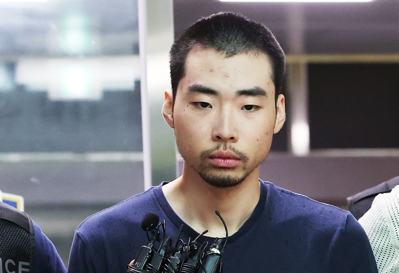 지난 3일 발생한 '분당 흉기 난동 사건' 피의자 최원종이 10일 경기도 성남시 수정구 성남수정경찰서 유치장에서 검찰로 송치되고 있다. [연합]