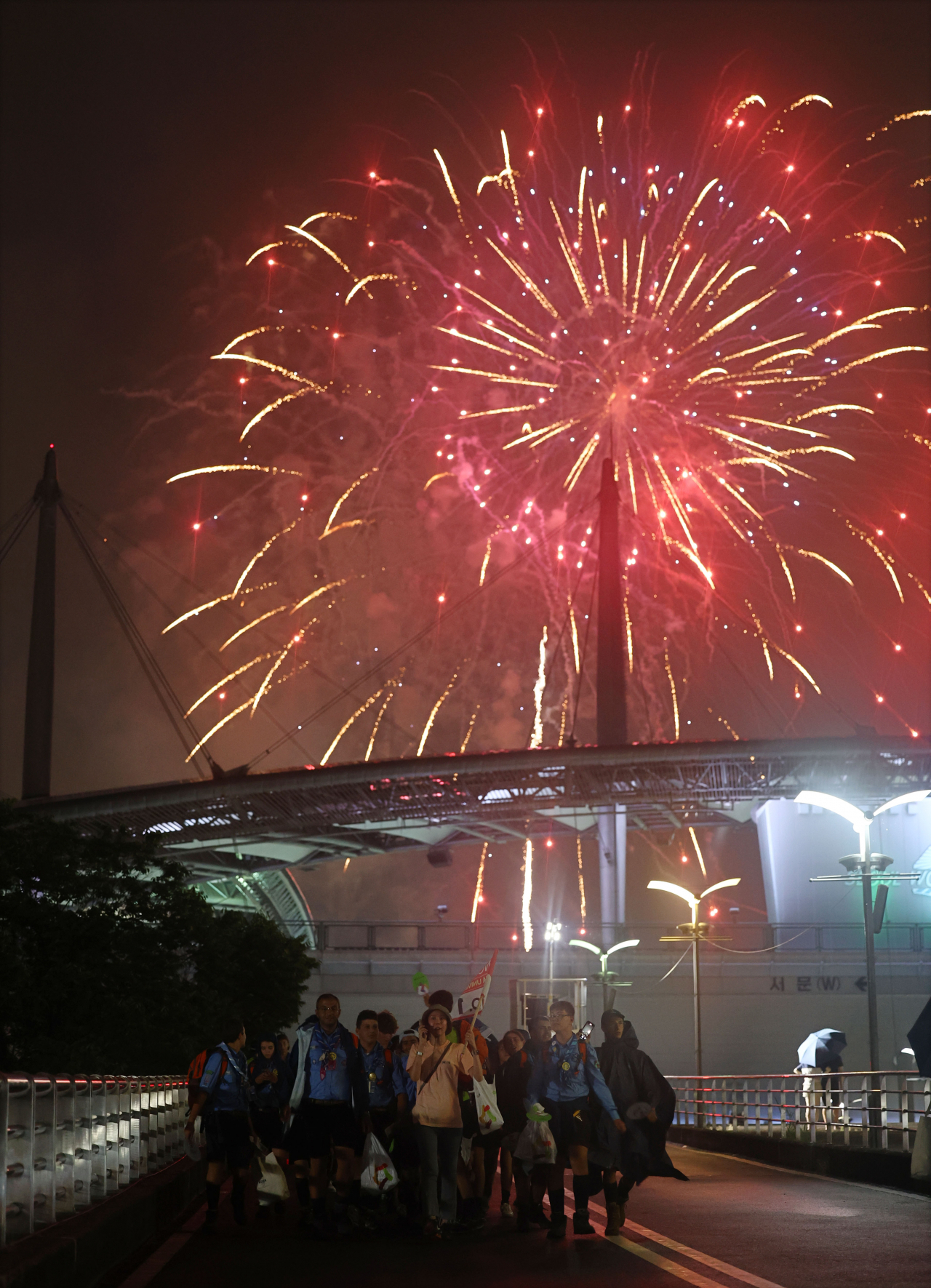 11일 오후 마포구 상암동 서울월드컵경기장에서 2023 새만금 세계스카우트잼버리 폐영식과 K팝 슈퍼 라이브 콘서트 관람을 마친 세계스카우트 대원들이 경기장을 나와 버스로 향하고 있다. [연합]