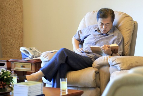 [Weekender] Retreats and reads: Glimpse into Korean presidential summers