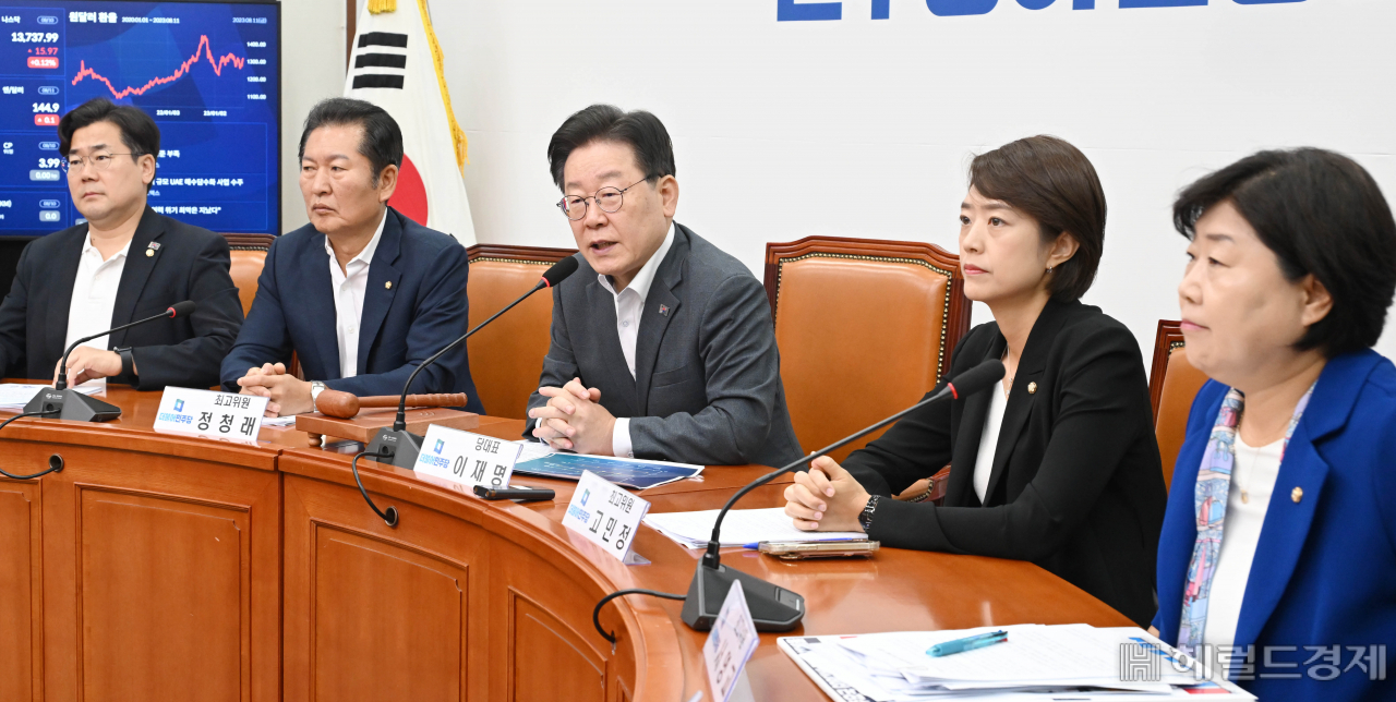 이재명 더불어민주당 대표가 11일 오전 서울 여의도 국회에서 열린 최고위원회의에 참석해 모두발언을 하고 있다. 이상섭 기자