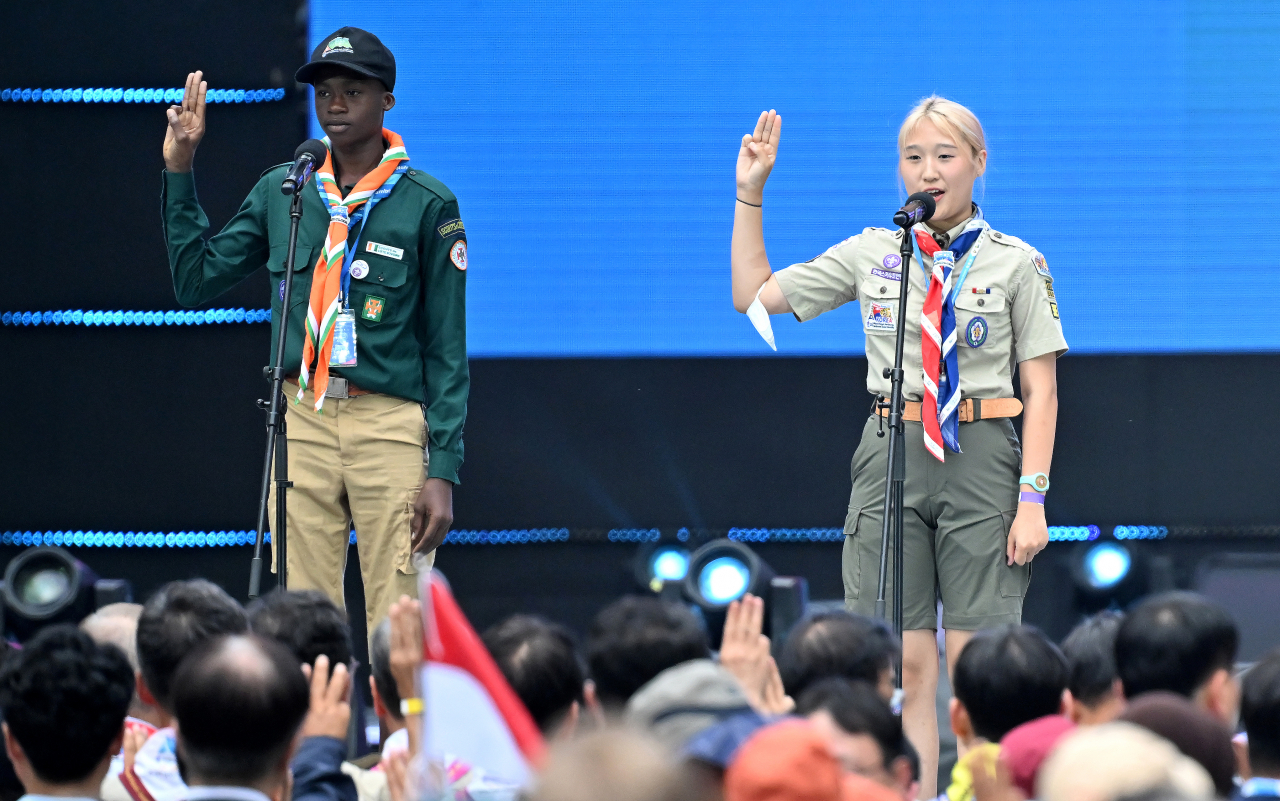11일 서울 마포구 서울월드컵경기장에서 열린 2023 새만금 세계스카우트잼버리 폐영식에서 엔지 라파엘, 한소율 대원이 스카우트 선서를 하고 있다. [연합]