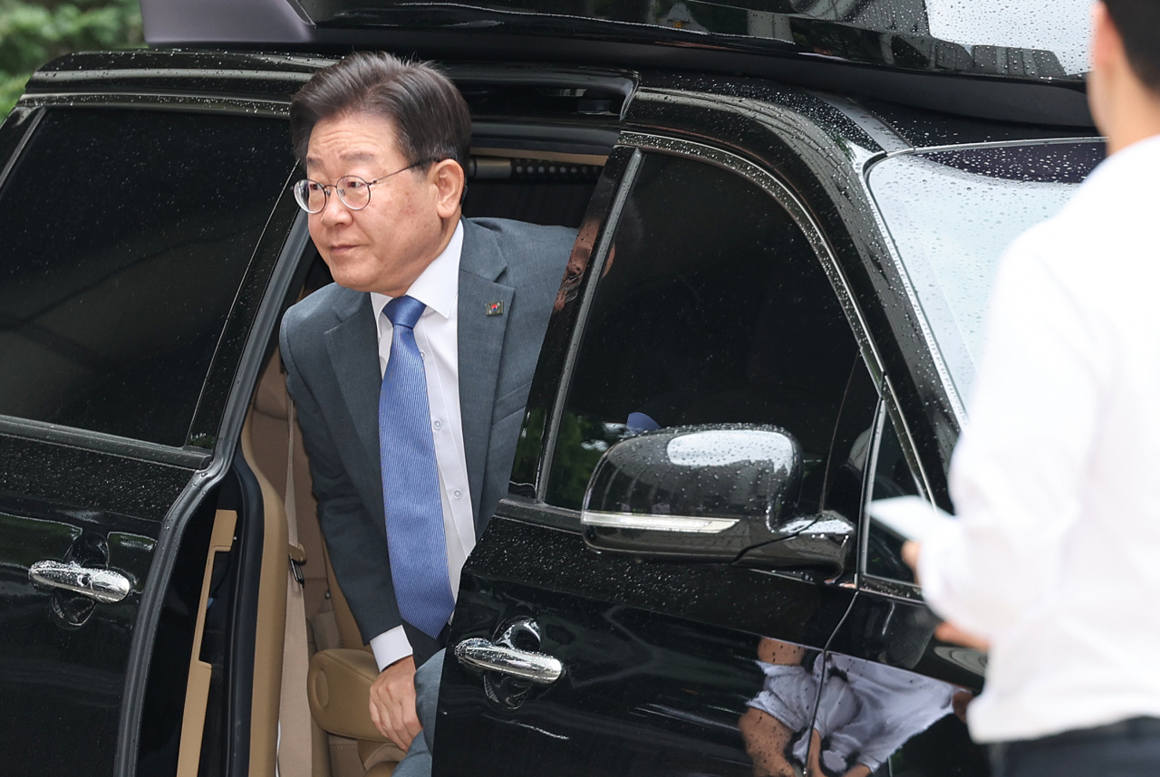 지난 대선 과정에서 허위 발언을 한 혐의로 재판에 넘겨진 더불어민주당 이재명 대표가 11일 오전 서울 서초구 서울중앙지방법원에서 열린 공직선거법 위반 1심 속행 공판에 출석하고 있다. [연합]