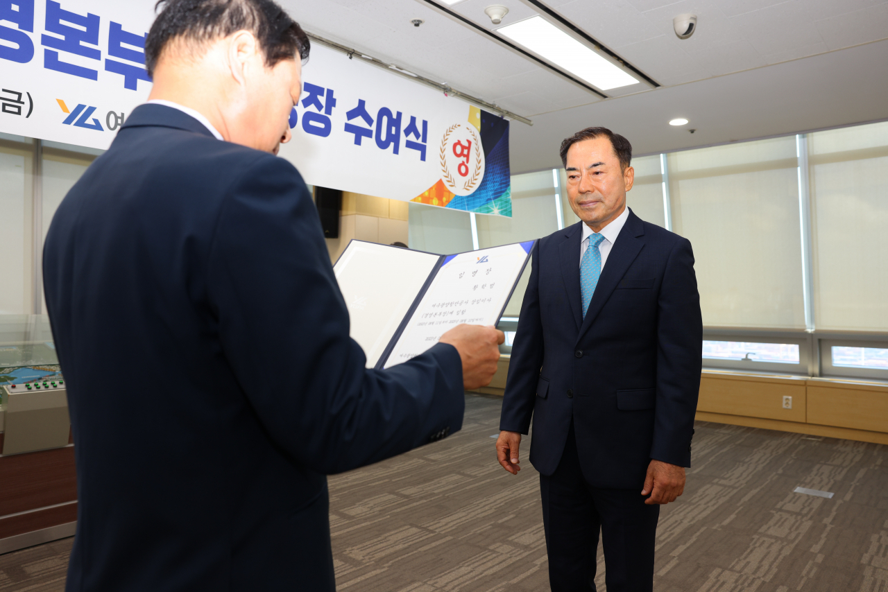 황학범 여수광양항만공사 신임 경영본부장(오른쪽)이 11일 박성현 사장으로부터 임명장을 받고 있다.