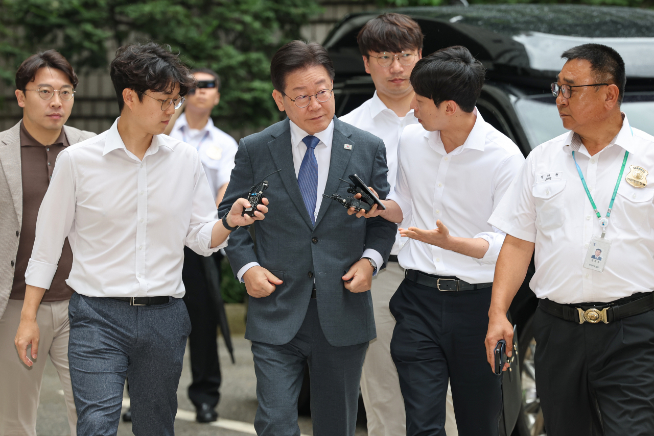 지난 대선 과정에서 허위 발언을 한 혐의로 재판에 넘겨진 더불어민주당 이재명 대표가 11일 오전 서울 서초구 서울중앙지방법원에서 열린 공직선거법 위반 1심 속행 공판에 출석하고 있다. [연합]