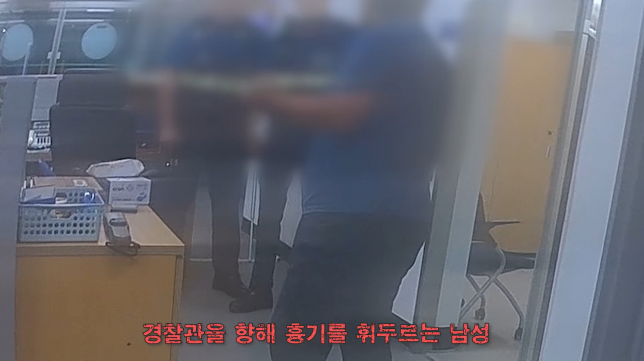 술에 취한 채 흉기를 들고 파출소에서 난동을 부린 60대를 경찰이 테이저건을 발사해 검거한 영상이 공개됐다. [경기남부경찰청 공식 페이스북 영상 캡처]