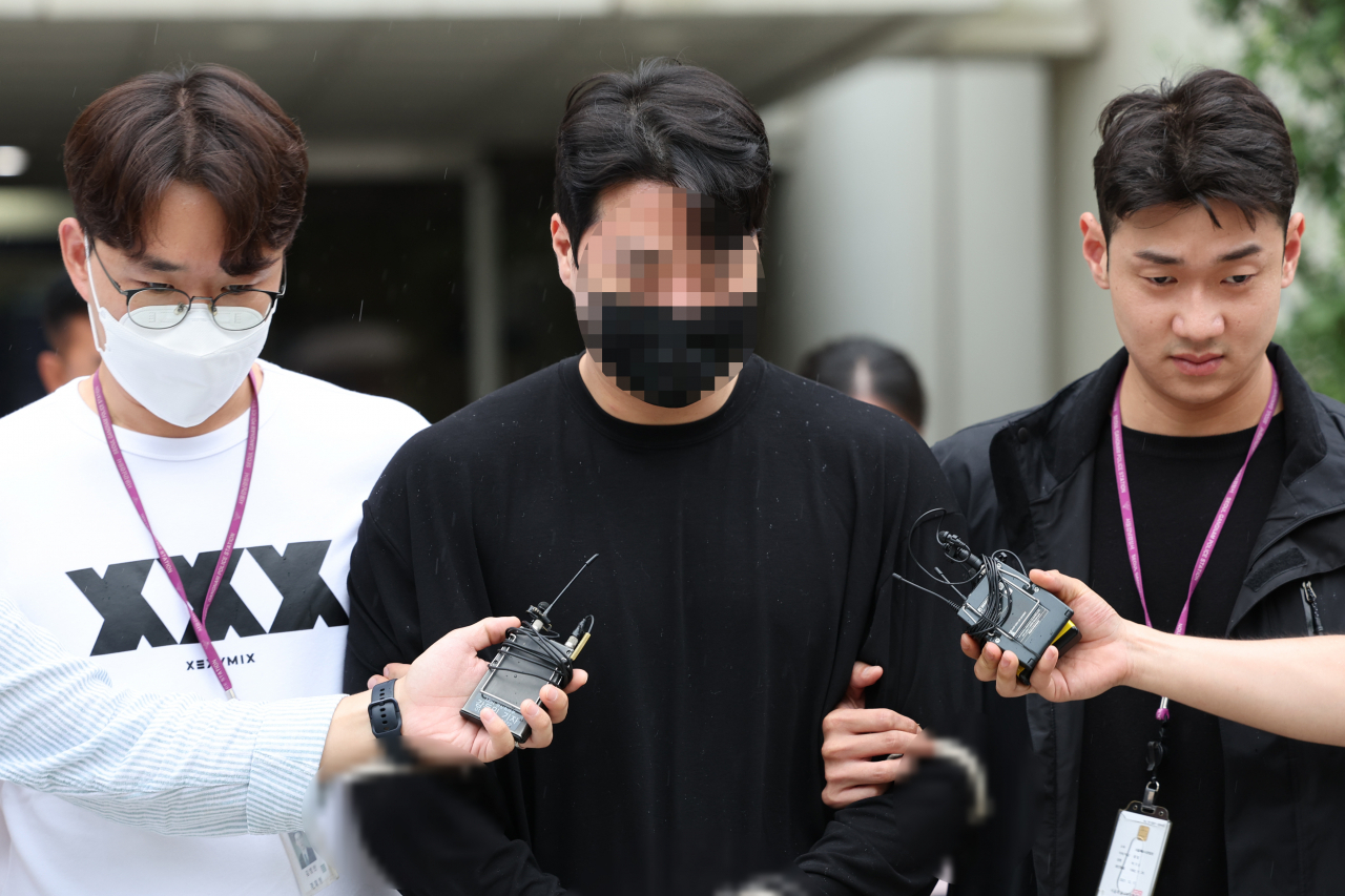 약물을 복용한 채 운전하다가 사고를 내 행인을 다치게 한 혐의를 받는 신모씨가 11일 서울 서초구 서울중앙지방법원에서 구속 전 피의자 심문(영장실질심사)을 마친 뒤 이동하고 있다. [연합]