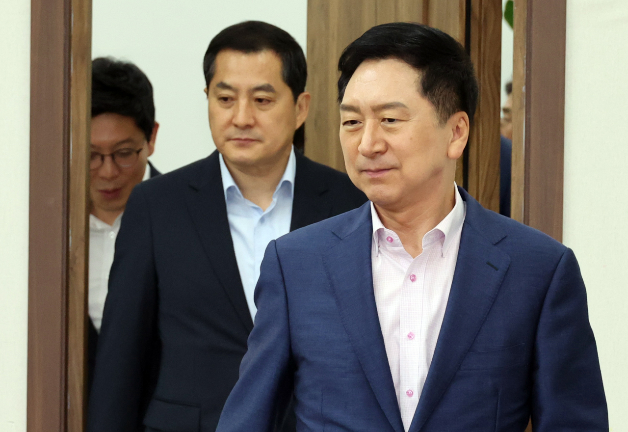 국민의힘 김기현 대표가 10일 국회에서 열린 최고위 회의에 참석하고 있다. [연합]