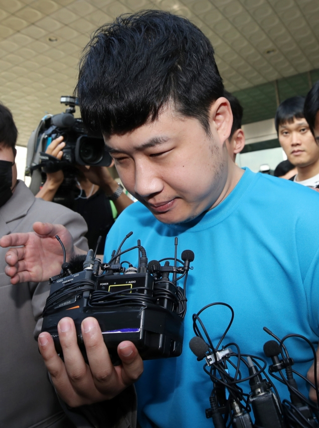 신림동 흉기난동 사건 피의자 조선이 지난달 28일 서울 관악구 관악경찰서에서 검찰로 송치되고 있다. 조선은 지난달 21일 신림역 20대 남성을 흉기로 살해한 뒤 추가로 30대 남성 3명에게 잇따라 흉기를 휘둘렀다. 임세준 기자