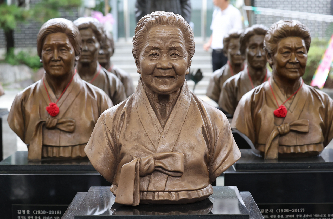 A new sculpture of Lee Ok-seon (center), a "comfort woman" hailing from the southern city of Daegu, is seen alongside busts of other victims of Japan's wartime sex slavery at the House of Sharing in Gwangju, Gyeonggi Province, on Saturday. The facility, south of Seoul, supports sex slave victims. (Yonhap)