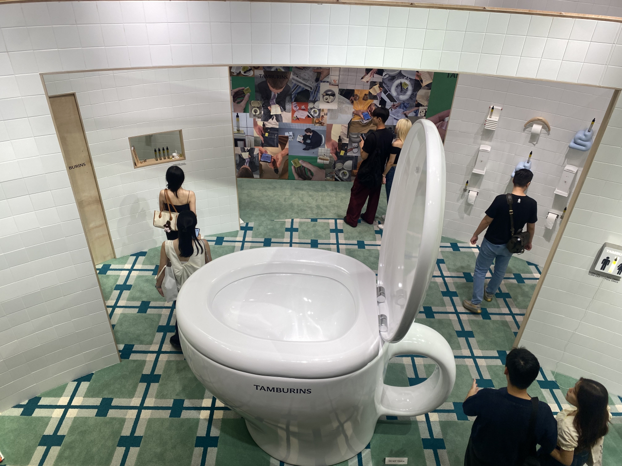 이달 12일 오후 서울 강남구 신사동에 있는 탬버린즈 하우스 도산에서 열린 ‘토일렛 프래그런스’ 팝업스토어 신주희 기자