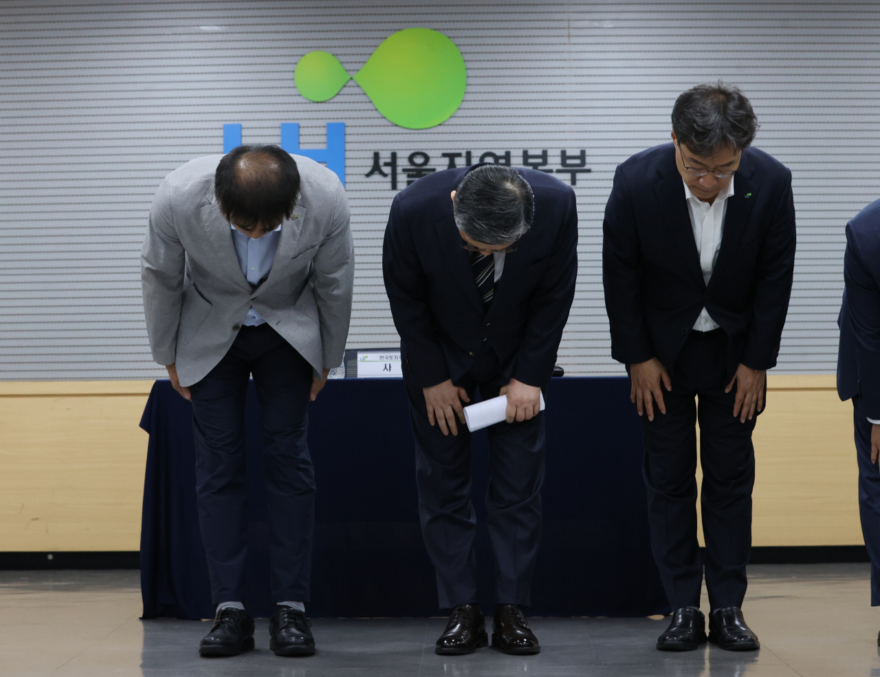 11일 오전 서울 강남구 한국토지주택공사(LH) 서울지역본부에서 열린 무량판 구조가 적용된 아파트 전수조사 관련 기자회견에서 이한준 사장(가운데)이 인사하고 있다. [연합]