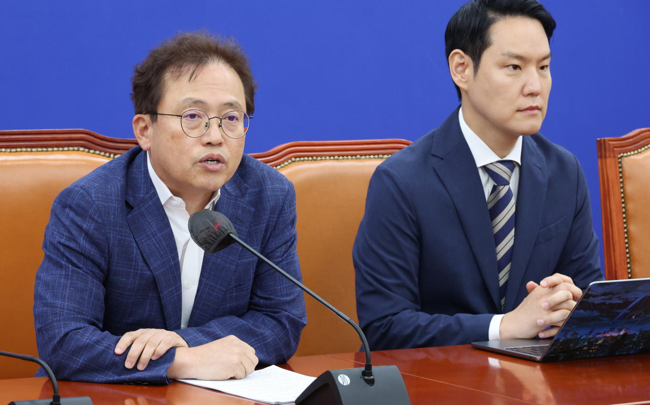 더불어민주당 송기헌 원내수석부대표가 16일 국회에서 기자간담회를 하고 있다. 오른쪽이 김한규 원내대변인. [연합]