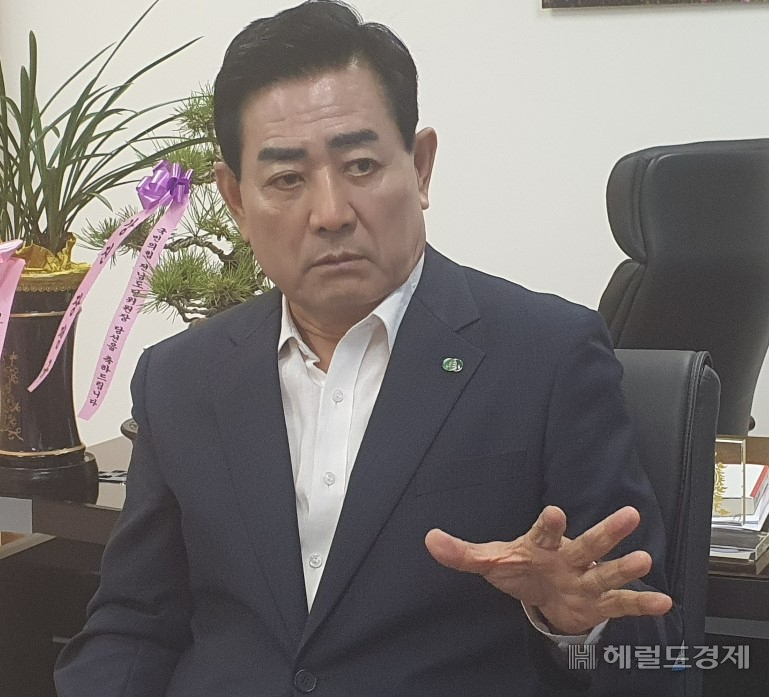 22개 시군을 돌며 발품을 팔고 있는 김 위원장은 지역현안 등을 중앙정부에 전달하는 소통채널로 주목받고 있다. 서인주 기자
