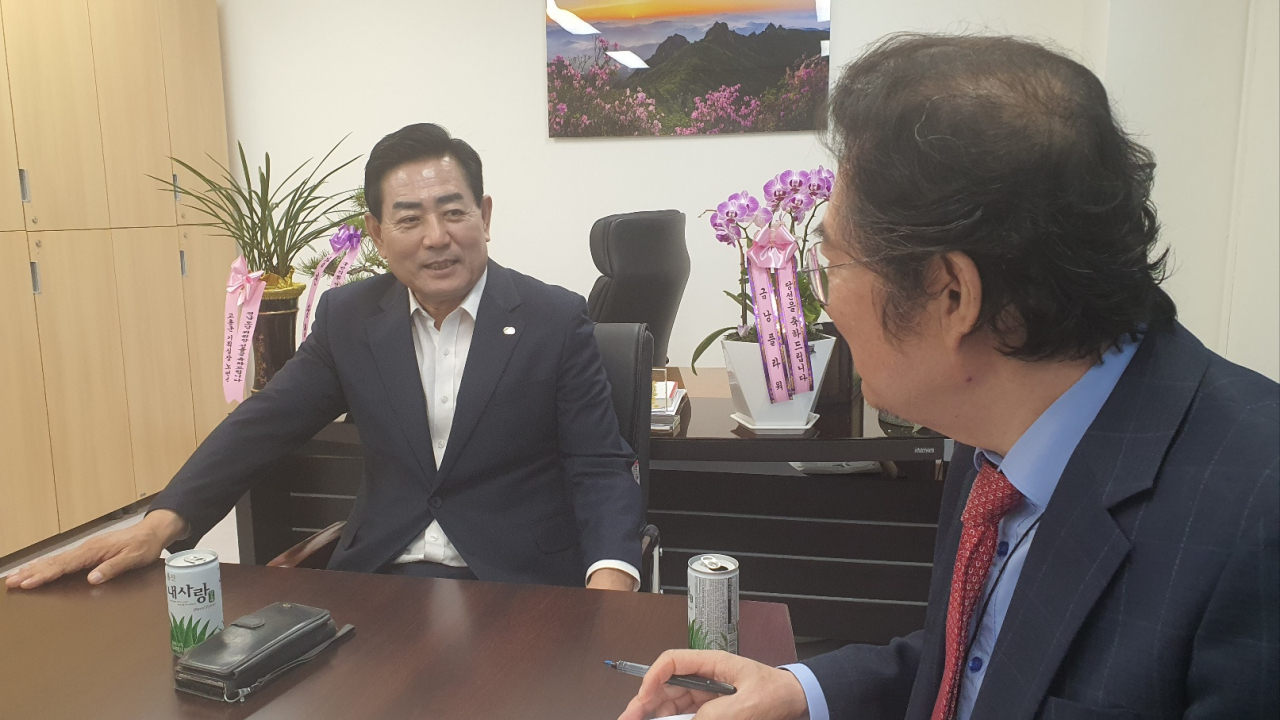 김화진 국민의힘 전남도당위원장이 황성철 헤럴드경제 호남취재본부장과 인터뷰를 나누고 있다. 서인주 기자