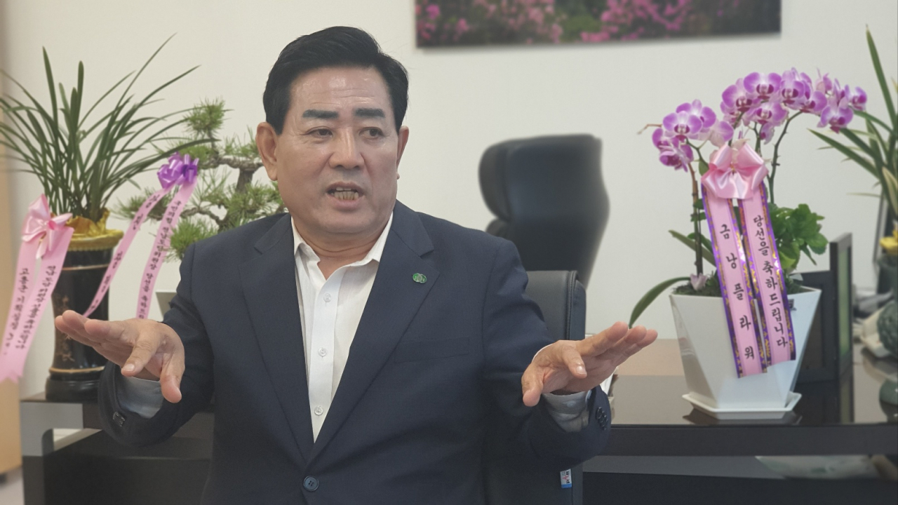 김 위원장은 유도 공인 6단의 실력자다. 해남에서 체육교사로 사회생활을 시작했는데 척박한 환경에서 창단한 레슬링팀이 전국대회를 잇따라 석권하면서 화제가 됐다. 서인주 기자