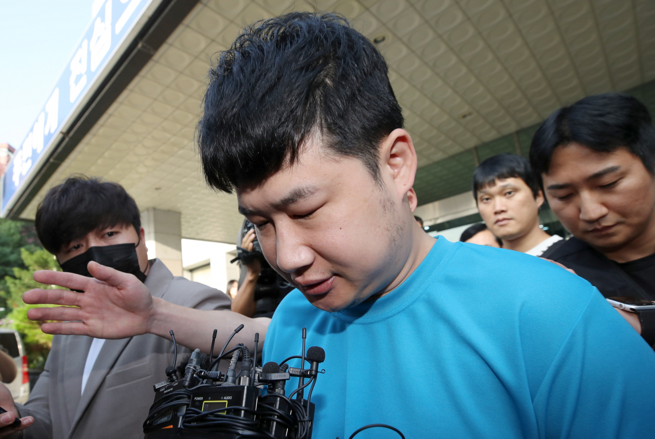 신림동 흉기난동 사건 피의자 조선이 28일 서울 관악구 관악경찰서에서 검찰로 송치되고 있다. 조선은 지난 21일 신림역 20대 남성을 흉기로 살해한 뒤 추가로 30대 남성 3명에게 잇따라 흉기를 휘둘렀다. [임세준 기자]