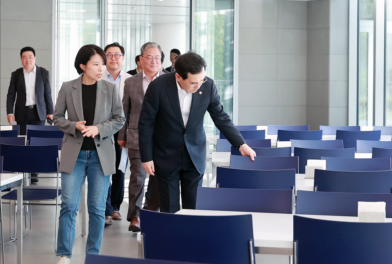 이창양 산업통상자원부 장관이 지난 8일 세계스카우트 잼버리 대원들이 지낼 경기 용인시 현대자동차 마북캠퍼스 연수원을 방문해 시설을 점검하고 있다. [연합]
