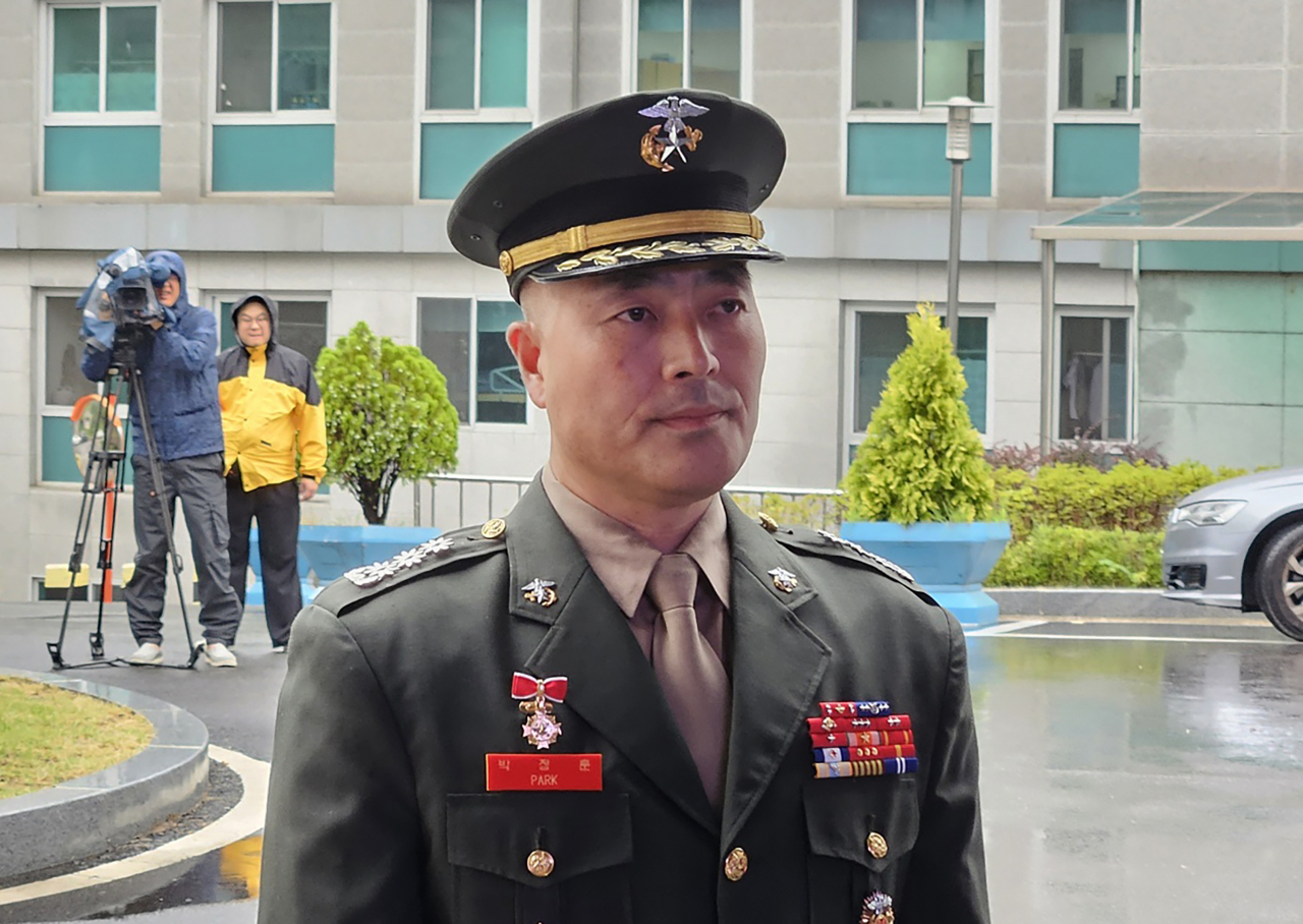고(故) 채수근 상병 수사와 관련해 '집단항명 수괴' 혐의로 입건된 박정훈 전 해병대 수사단장이 지난 11일 서울 용산구 국방부 검찰단 앞에서 입장을 밝히기 위해 대기하고 있다. [연합]
