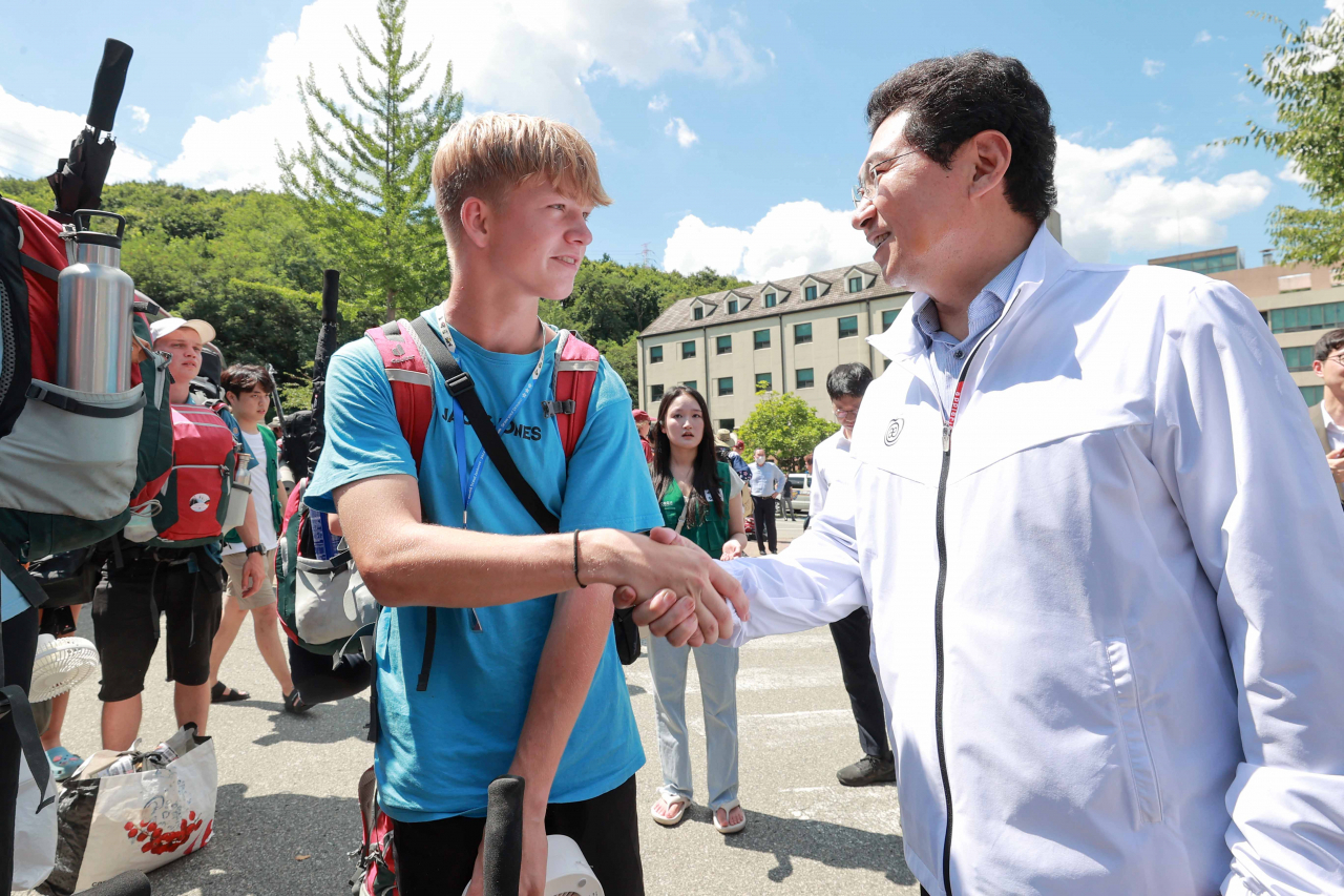 이상일 용인특례시장이 지난 8일 잼버리 대원의 임시숙소인 명지대를 찾아 대원들과 인사를 나누고 있다