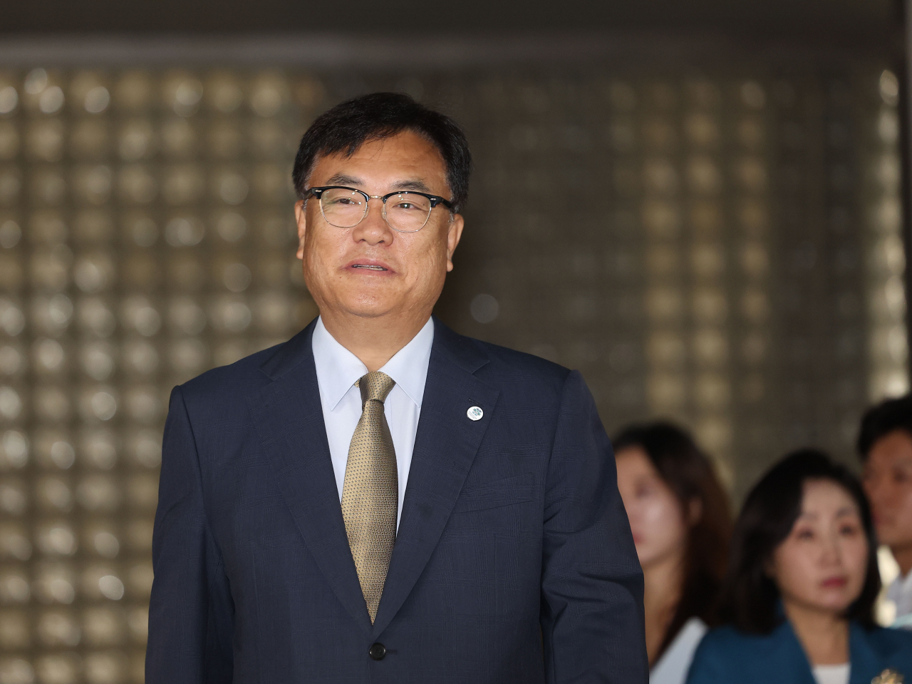 고 노무현 전 대통령의 명예를 훼손한 혐의로 재판에 넘겨진 국민의힘 정진석 의원이 10일 오후 서울 서초구 서울중앙지방법원에서 열린 1심 선고 공판에서 징역 6개월을 선고받은 뒤 법정을 나서고 있다. [연합]