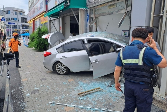 상가로 돌진한 승용차 [옥천소방서 제공]