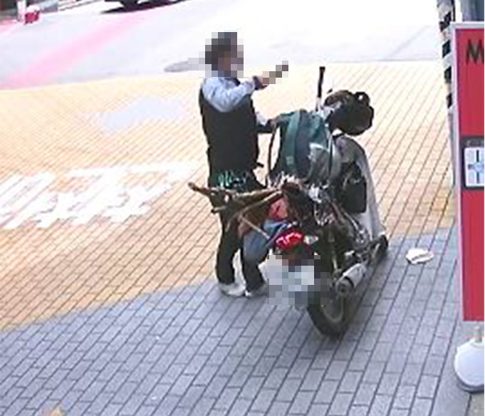노상에서 행인들을 향해 흉기를 휘두르는 40대 남성이 경찰에 검거돼 구속됐다.[대구 수성경찰서 제공]