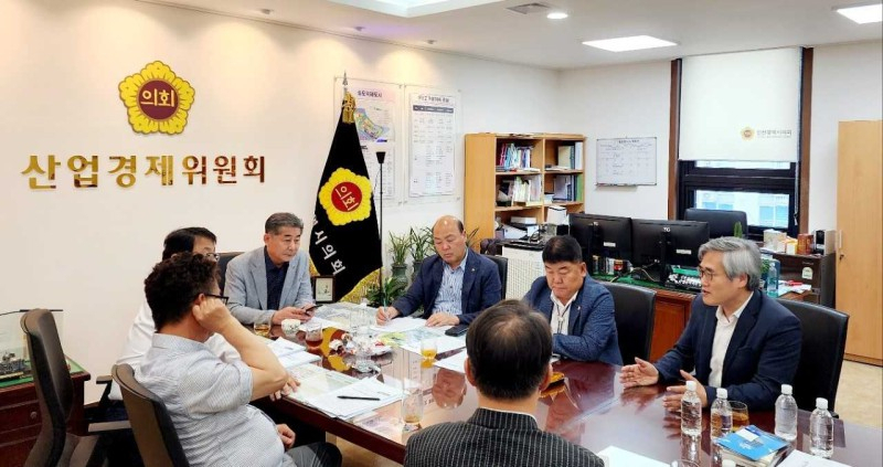 인천시의회 산업경제위원회는 지난 11일 위원장실에서 인천경제청 김진용 청장과 김종환 투자유치본부장을 참석시키고 각종 의혹으로 불거진 송도8공구 내 R2 부지 개발사업과 관련해 긴급회의를 열었다.〈인천시의회 제공〉