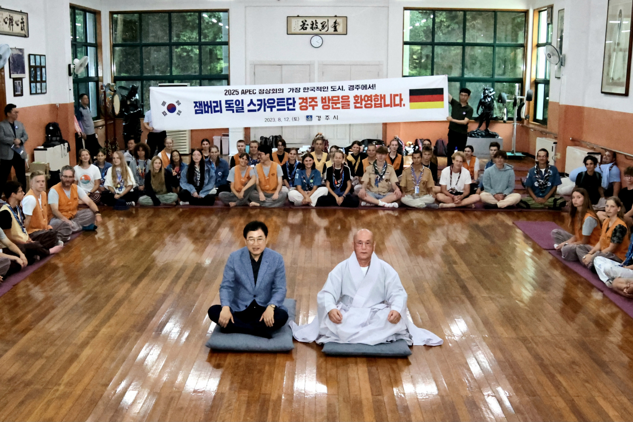 주낙영 경주시장이 12일 골굴사 템플스테이를 체험하고 있는 잼버리 독일 대원을 찾아 관계자들과 기념촬영을 하고 있다.[경주시 제공]