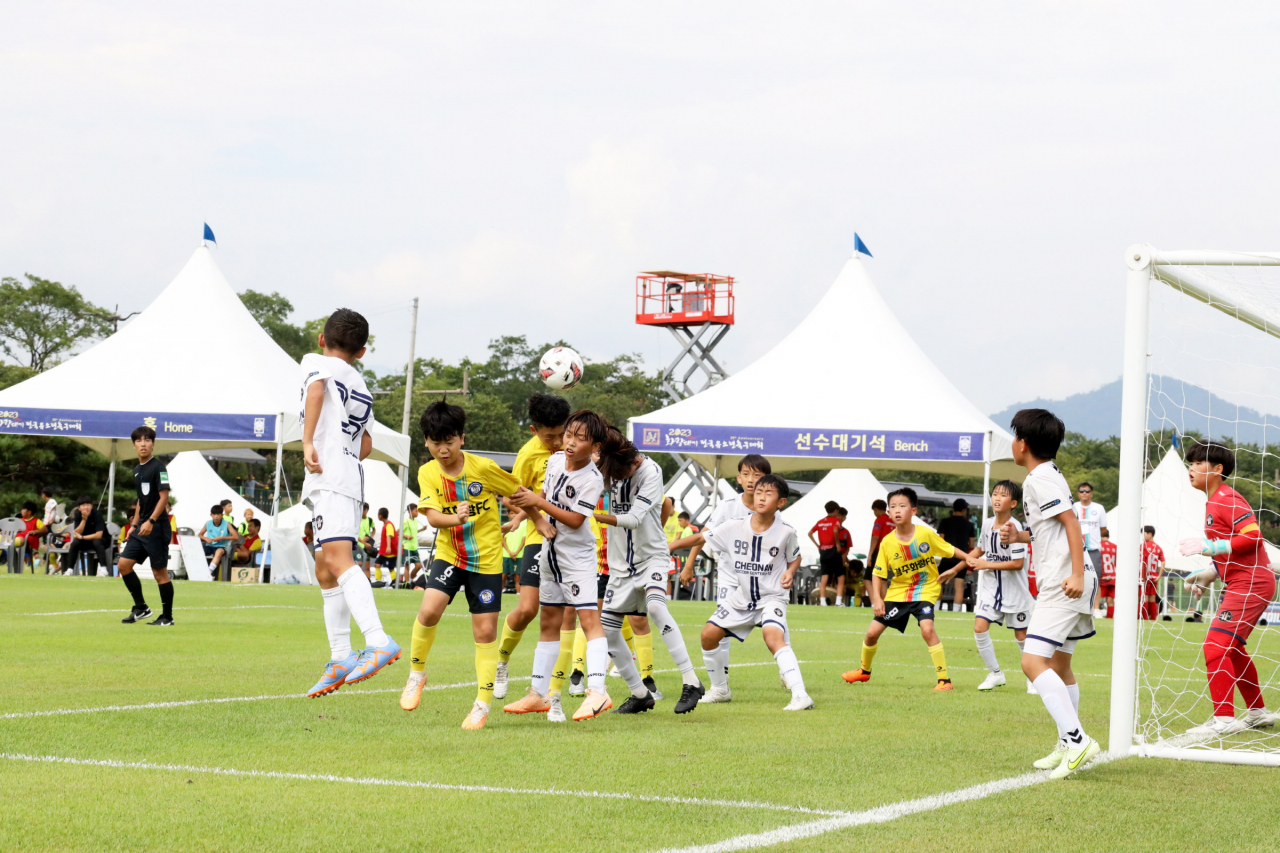 12일 열린 화랑대기 유소년 축구대회 경기 모습.[경주시 제공]