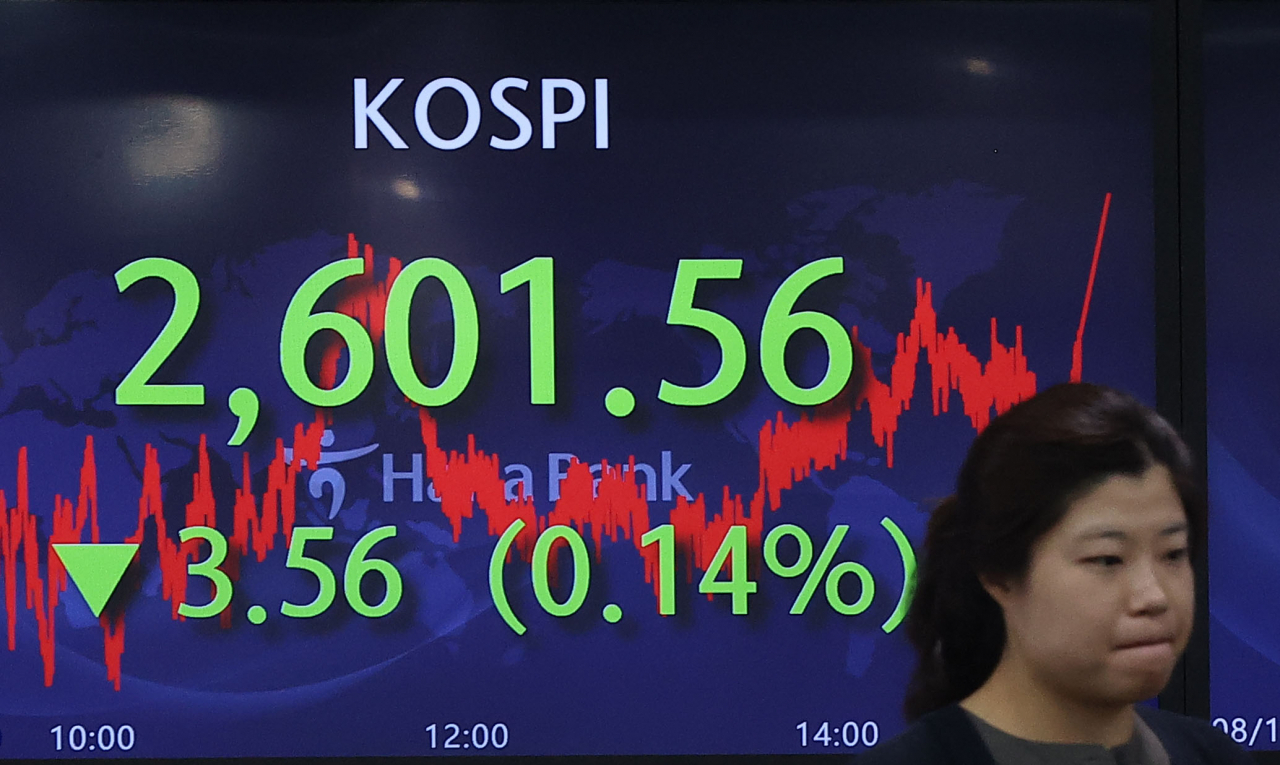An electronic board showing the Korea Composite Stock Price Index at a dealing room of the Hana Bank headquarters in Seoul on Monday. (Yonhap)
