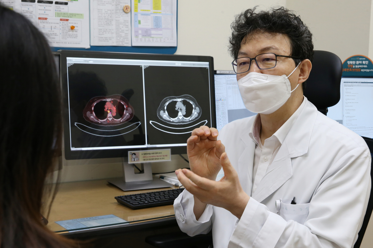 김성배 서울아산병원 유방암센터소장이 유방암이 재발한 환자를 진료하고 있다