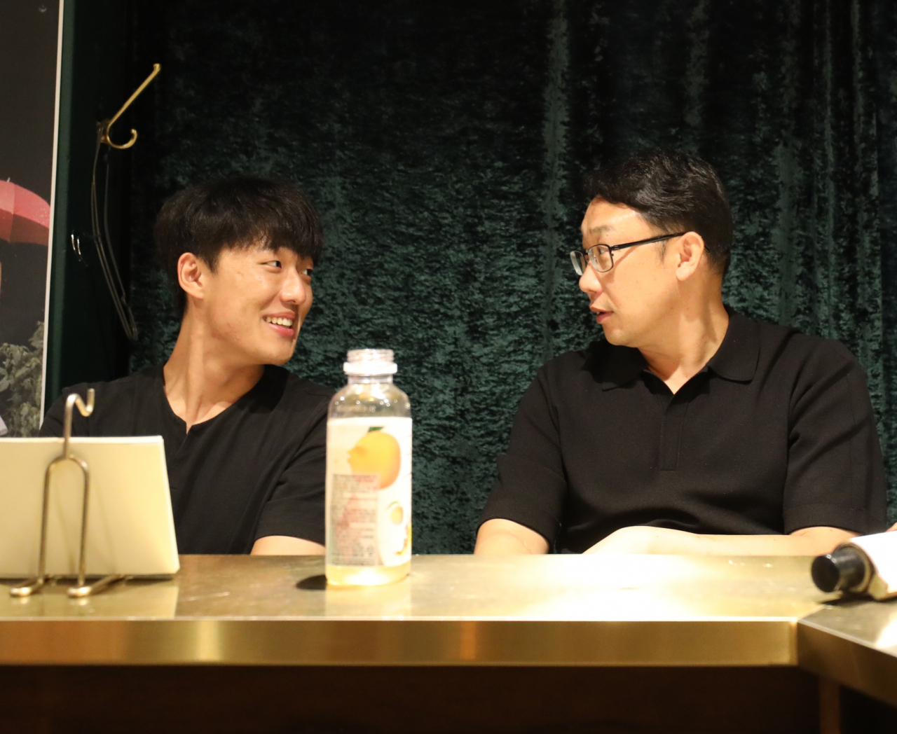 권근섭(오른쪽) LG유플러스 스마트팩토리사업담당과 조한희 학생이 점심식사 중 대화를 나누고 있다. [LG유플러스 제공]