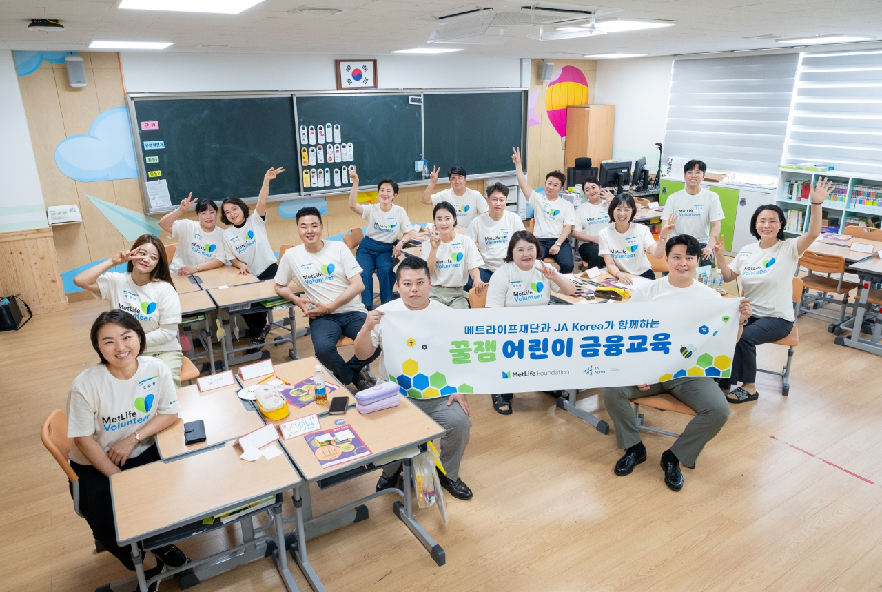 메트라이프생명 소속 재무설계사들이 전주시 효천초등학교에서 어린이 맞춤 금융교육을 진행하는 모습. [메트라이프생명 제공]
