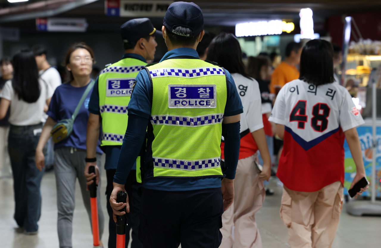 지난 8일 광주기아챔피언스필드에서 경찰이 순찰하고 있다(사진은 기사 내용과 관련 없음). [연합]