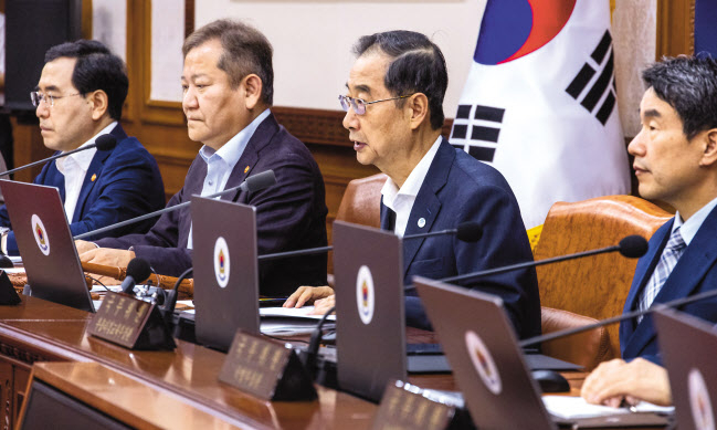 한덕수 국무총리는 14일 정부서울청사에서 주재한 국무회의에서 윤석열 대통령의 광복절 특별사면과 관련 각계 목소리를 반영해 사면 대상과 범위를 결정했다며 “어려운 대내외 여건 속에서 우리 경제에 활력을 불어넣고 서민과 우리 사회 약자들의 재기를 도모하는 데 그 취지가 있다”고 밝혔다. [연합]