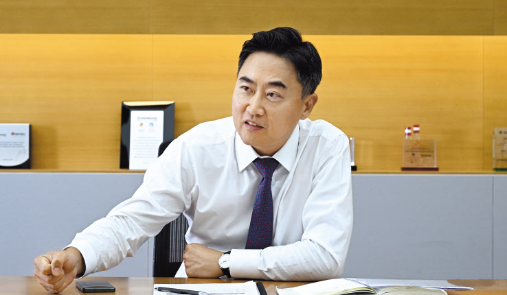 현승윤 스톤브릿지캐피탈 대표가 3일 서울 강남구 스톤브릿지캐피탈 본사에서 헤럴드경제와 인터뷰를 통해 하우스 전략에 대해 설명하고 있다. 임세준 기자