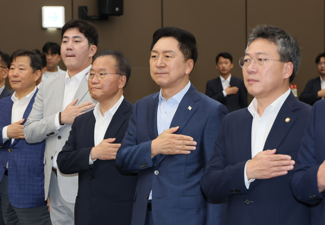 김기현 국민의힘 대표와 윤재옥 원내대표가 14일 강원 원주시 국민건강보험공단에서 열린 강원 현장최고위원회의에서 국기에 경례하고 있다. [연합]