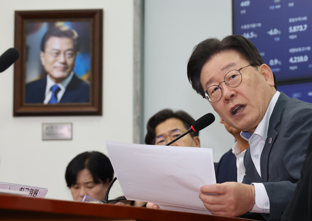 이재명 더불어민주당 대표가 11일 국회에서 최고위원회의 중 국가부채에 대해 발언하고 있다. [연합]