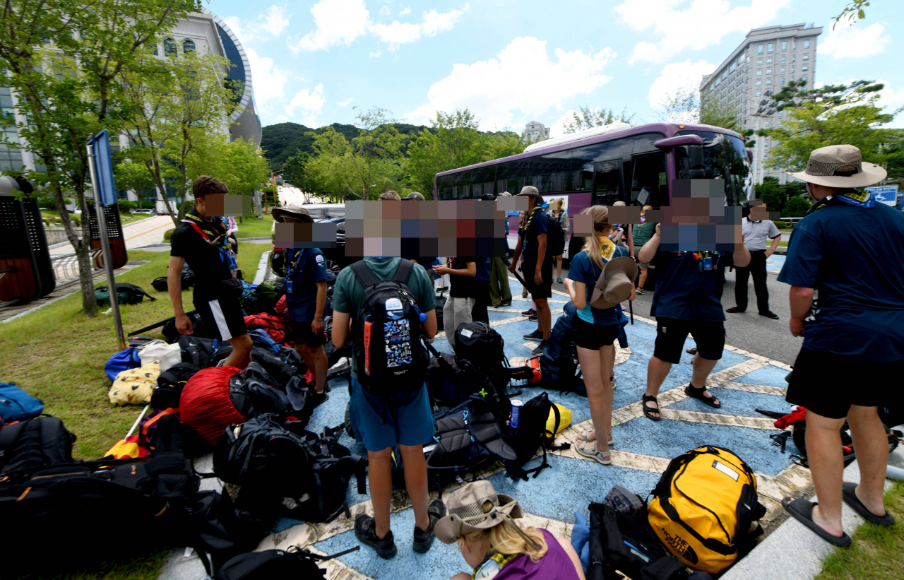 8일 오후 충남 천안 백석대 기숙사에 '2023 새만금 세계스카우트잼버리' 참가자들이 입소하고 있다. 이날 백석대에는 스웨덴, 마다가스카르, 벨기에, 니카라과, 세네갈, 카메룬 등에서 온 1600 명이 입소했다. [연합]