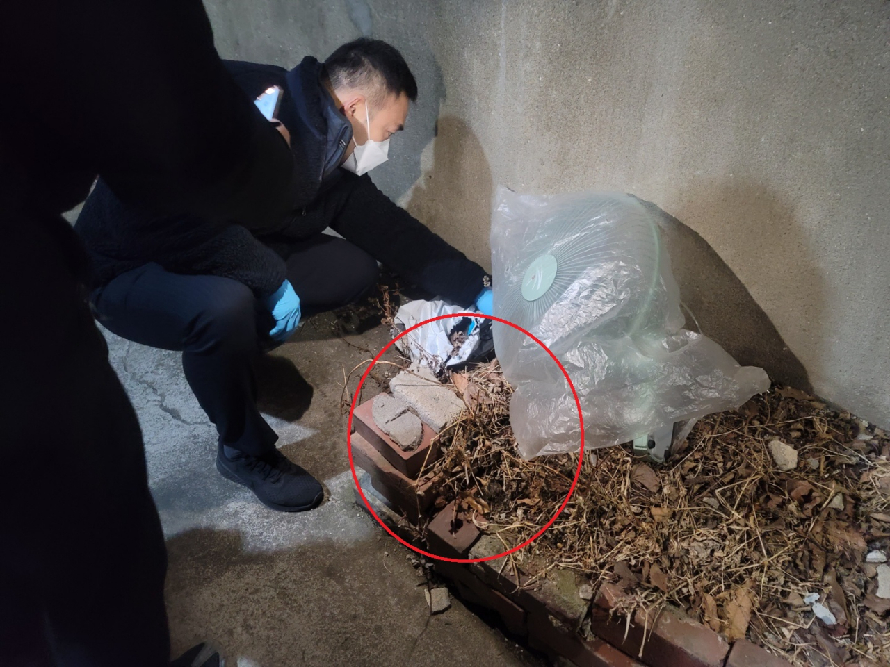 지난 2021년 경찰이 이른바 '던지기 수법'으로 길거리에 은닉한 대마를 압수하는 장면. [서울경찰청 제공]