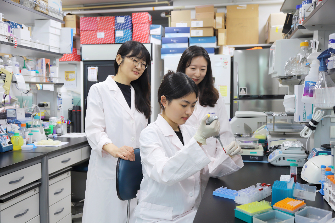 이번 연구를 수행한 한국생명공학연구원 연구진. 손미영(왼쪽부터) 박사, 손나은 연구원, 손예슬 박사.[한국생명공학연구원 제공]