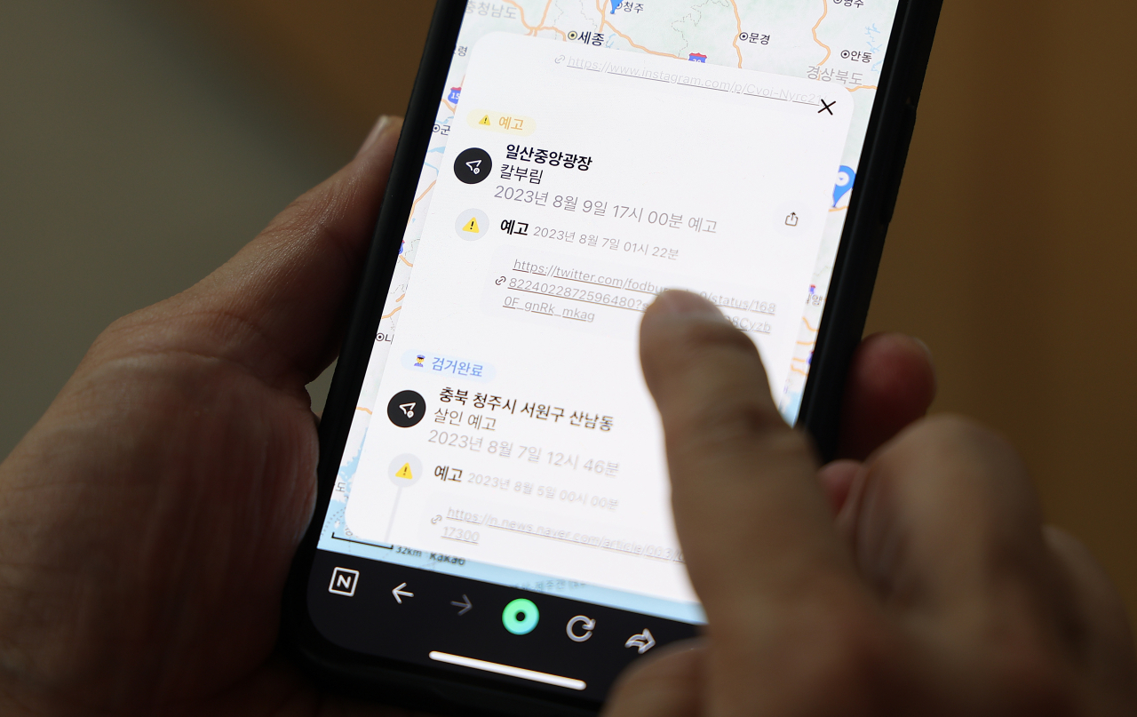 전국적으로 ‘살인 예고’가 속출하고 있는 가운데 한 시민이 ‘살인 예고’를 정리해 알려주는 웹사이트에서 실시간 예고 글을 살펴보고 있다. [연합]