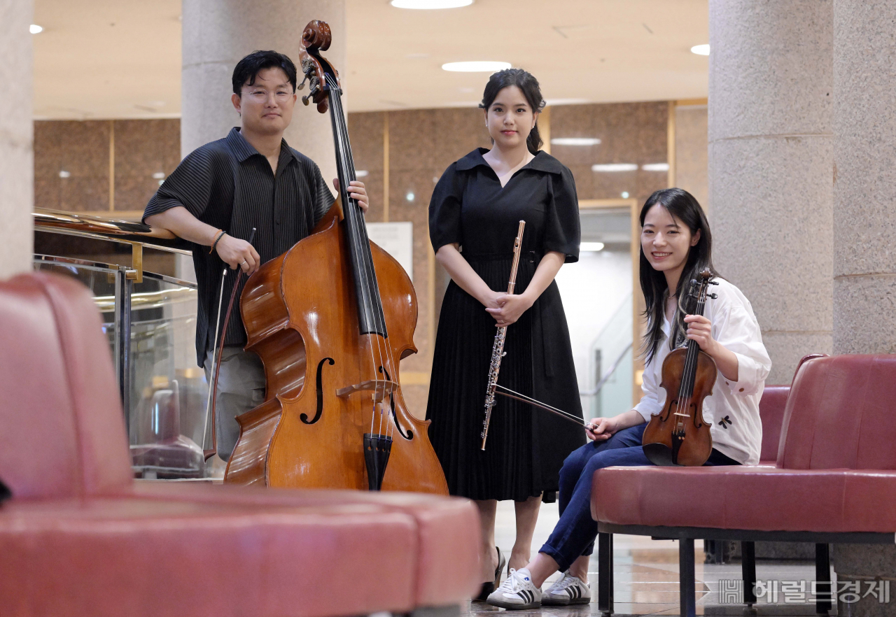 SAC페스티벌오케스트라의 더블베이시스트 조재복, 플루티스트 박예은, 바이올리니스트 지상희(왼쪽부터). 이상섭 기자