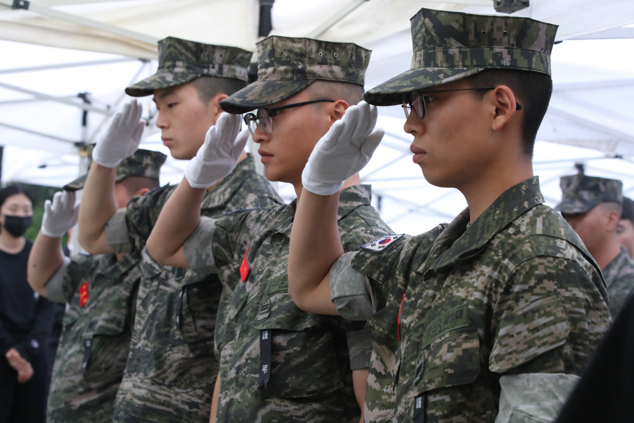 해병대전우회가 14일 입장문을 통해 “공정한 수사여건을 보장해야한다”고 강조했다. 사진은 지난 달 22일 고(故) 채수근 상병의 안장식에서 동료들이 채 상병에게 마지막 인사를 하고 있다. [연합]