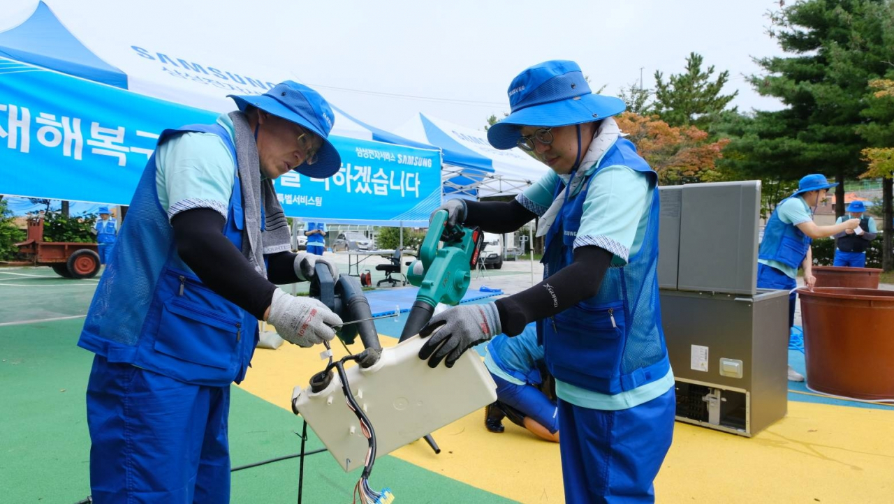 삼성전자서비스가 14일 고성군 거진청소년문화의집에 이동식 서비스센터를 설치하고 침수된 가전제품 세척, 점검, 수리 등의 서비스를 실시하고 있다 [삼성전자서비스 제공]
