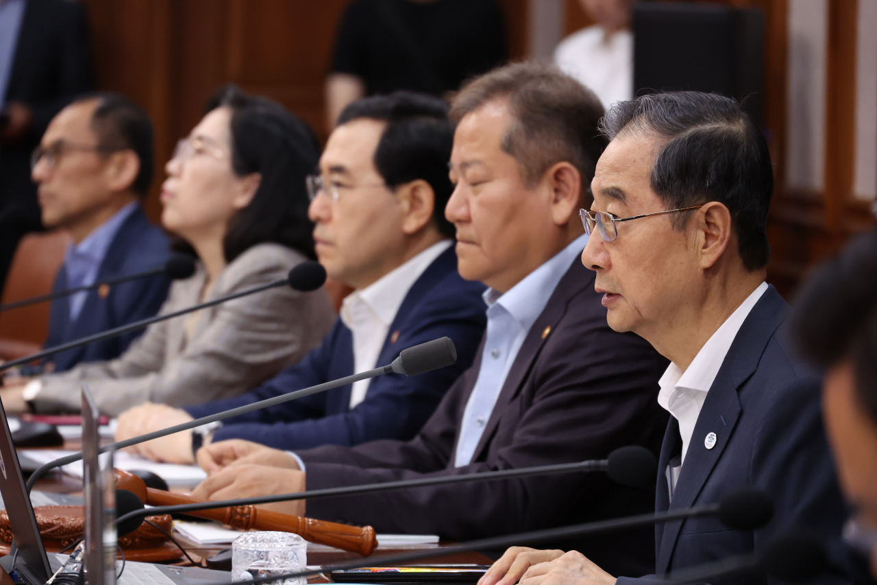 한덕수(오른쪽) 국무총리가 14일 오전 서울 종로구 정부서울청사에서 열린 국무회의에서 발언하고 있다. 이날 정부는 기업인 포함 총 2176명에 대한 광복절 특별사면을 결정했다. [연합]