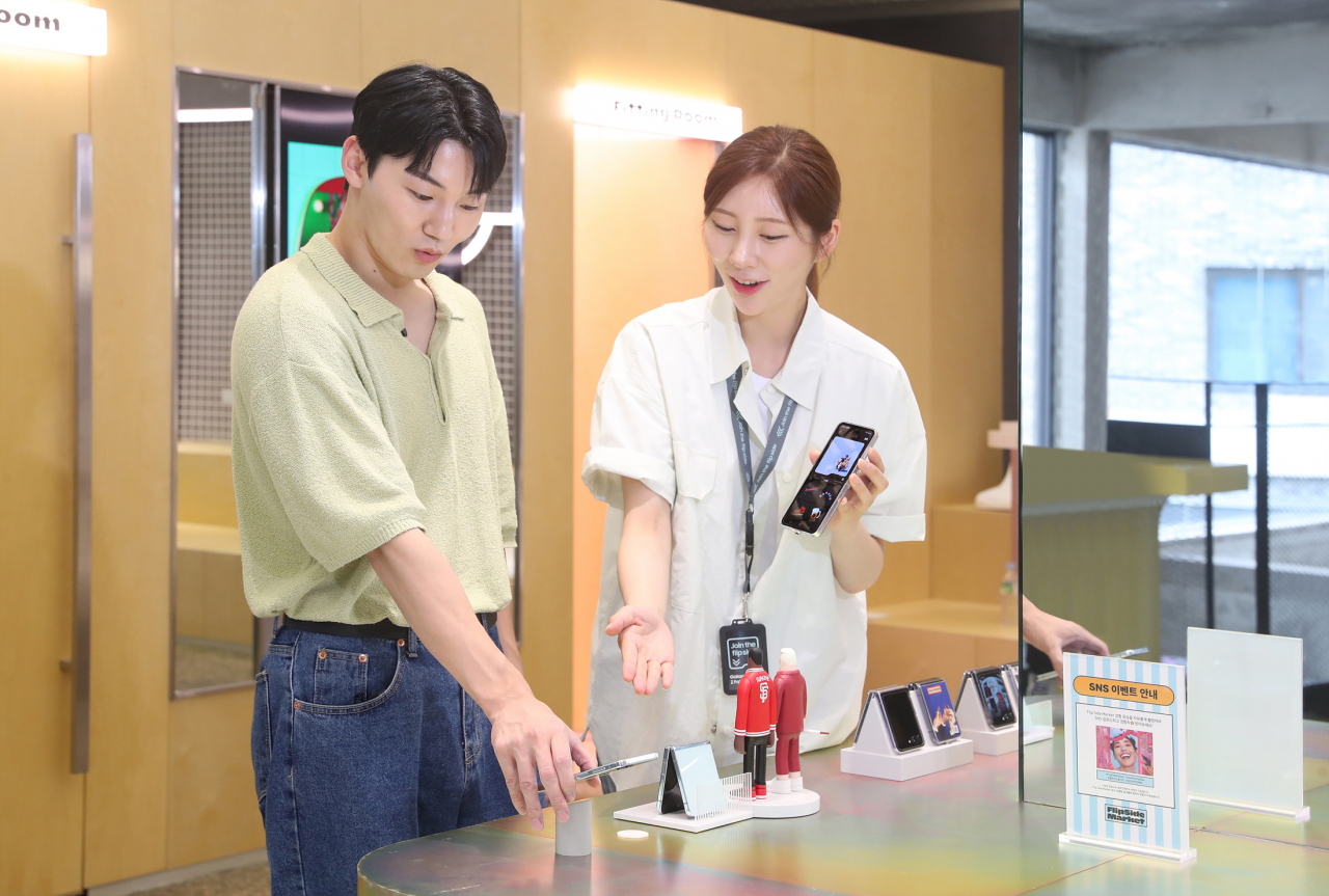 서울 성동구에 위치한 갤럭시 스튜디오 서울 성수에서 관람객이 갤럭시Z플립5를 체험하는 모습. [삼성전자 제공]