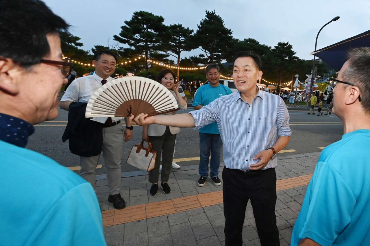 이재준 수원시장이 시민들과 함께하고 있다.