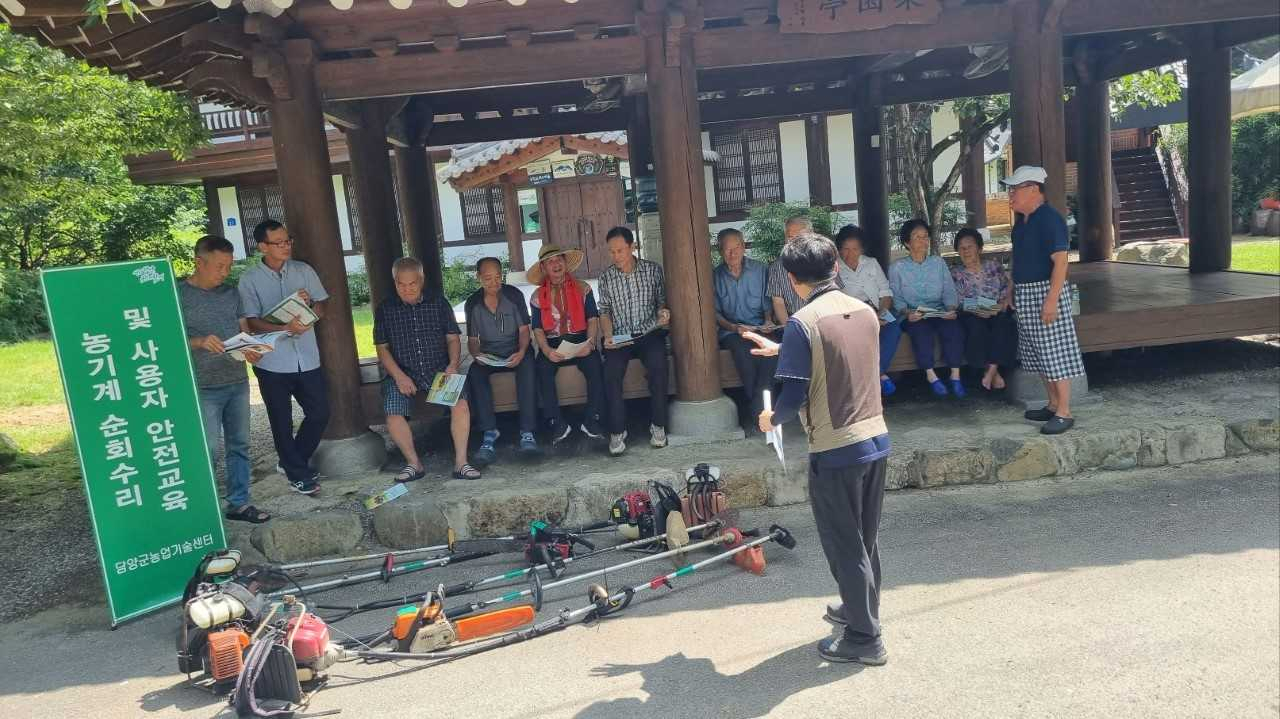 담양군이 농한기를 맞아 오지마을 농업인들의 영농편의를 위해 농기계 순회 수리 봉사를 진행했다